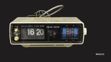 1973 Clock Radio FM - AM. 
