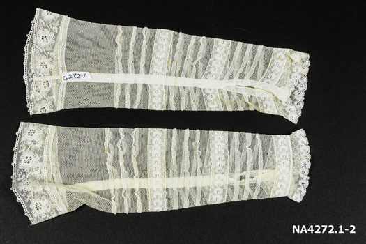 One pair cream lace undersleeves 