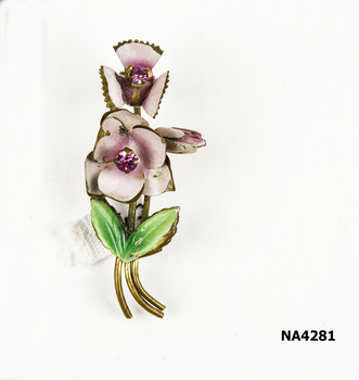 Gilt metal brooch, has two flowers, a bud and two leaves. The flowers are pale pink with a mauve glass centre. 