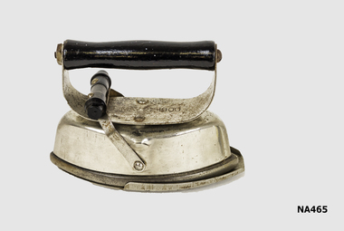 Small travelling iron