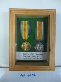  Rectangular box with glass lid, lined with green felt on base (Memory Box)