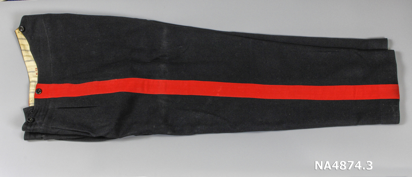  Trousers with 4 metal buttons and 2 slit pockets