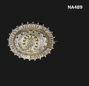 Gry metal brooch