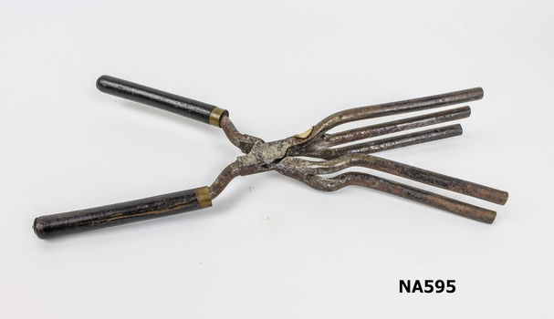 Metal hair crimping tongs with five prongs.