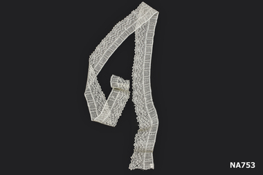 Long piece of knitted lace
