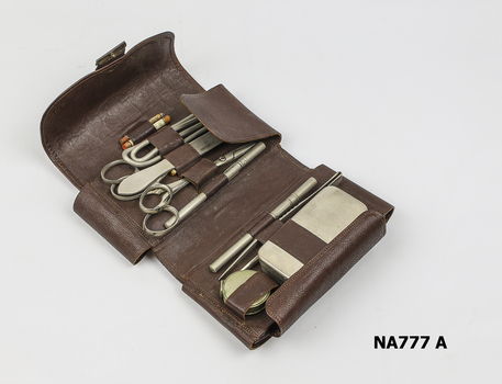 Midwifery set - Brown leather case with metal clasp enclosing nine Instruments, 2 keys included (in pouch)