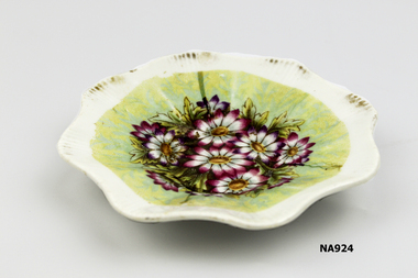Small round plate with flowered centre