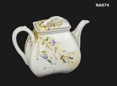 Tea pot