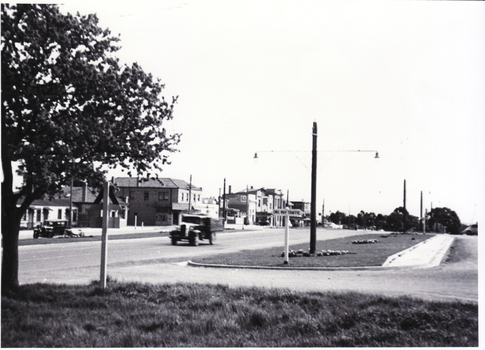 
1 car driving down Whitehorse Road Mitcham.
Whitehorse Road Mitcham 1940,s