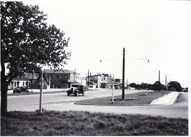 
1 car driving down Whitehorse Road Mitcham.
Whitehorse Road Mitcham 1940,s