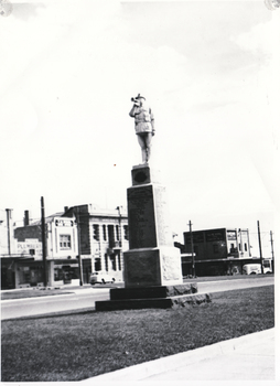 Black and white photo of War Memorial, Whitehorse Road, Mitcham