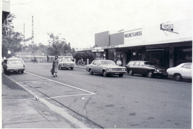 Black and white photo of Station Street, Mitcham looking south