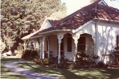 Coloured photo of verandah and carved posts on house at 5 Longland Avenue, Heatherdale