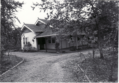 Black and white photo of Blackburn Private Hospital, cnr Gordon Crest and Clarke Street. 