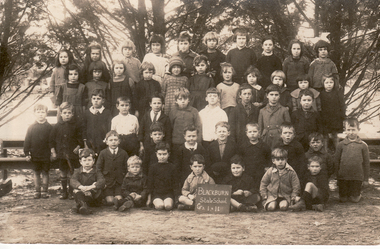 Black & white postcard of Grades 1 and 2 at Blackburn State School in 1924
