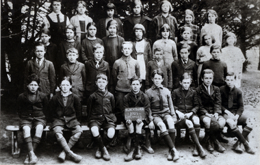 Black and white photo of Grades 6,7, and 8 of Blackburn State School in 1924. 