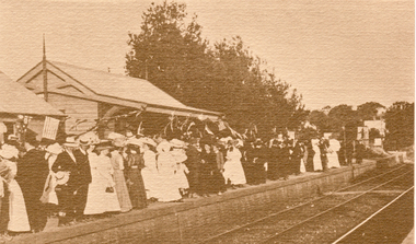 Black and white Postcard of large crowd on Blackburn Railway Station in 1909.