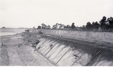 Black and white photo of Construction of Mitcham Reservoir.   Taken in 1922.  Photograph of southern retaining wall nearby Lucknow St.