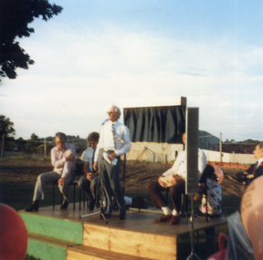 Photograph, Unveiling of Plaque at Nunawading Arts Centre, 1/01/1986 12:00:00 AM