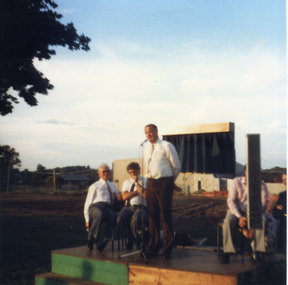 Photograph, Unveiling of Plaque at Nunawading Arts Centre, 1/01/1986 12:00:00 AM