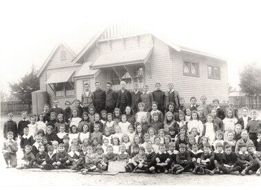 Black and white photo of Pupils at Vermont State School 1909.
