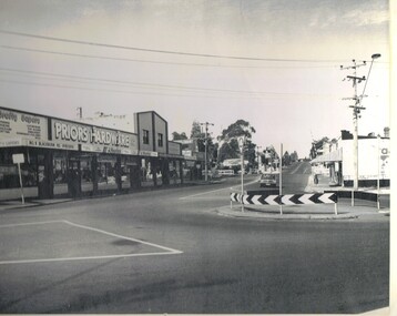 Black and white photo of Roundabout, corner Blackburn and Railway Roads, Blackburn.  