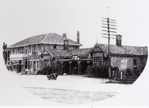 Travellers Rest Hotel, Blackburn, with partly built new Blackburn Hotel to the west in 1929. 