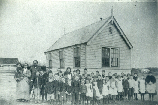 Black and white photo of Pupils outside Vermont State School in 1915.