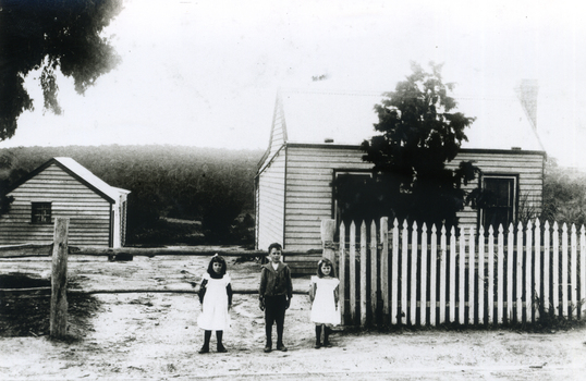 Eriksson Children outside Family Home - 17 Junction Road, Nunawading C.1903.