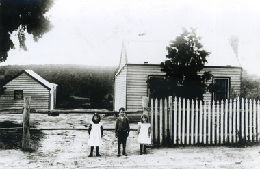 Eriksson Children outside Family Home - 17 Junction Road, Nunawading C.1903.