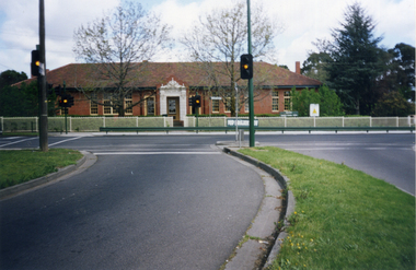 Mitcham Primary School, Mitcham Road, Mitcham taken from traffic lights on Doncaster East Road.