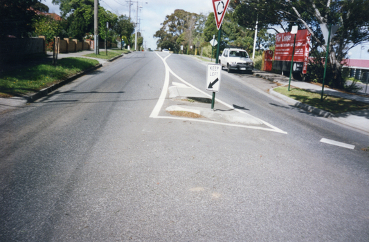 Rooks Road, Mitcham looking south. Eastbridge Migrant Hostel would have been on right. Building vacated by Australia Post in February 2000.