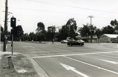 Intersection of Heatherdale Road and Canterbury Road, Vermont, looking towards North West corner at Vermont. 