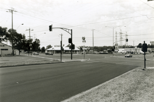 Intersection of Heatherdale Road and Canterbury Road border with Vermont, looking towards North East corner. 