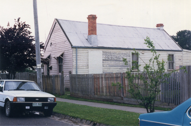 House in Edward Street Mitcham, since demolished for the Britannia Street Car Park.  Inscriptions and Markings