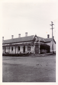  Original Whitehorse Hotel being demolished in Box Hill in1935.