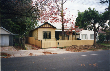 Photograph, House in Doncaster East Road, 15/05/2001 12:00:00 AM