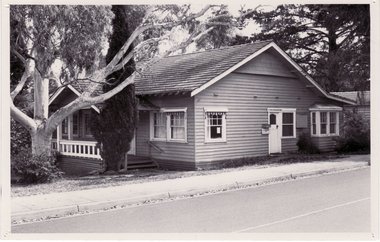 The Avenue Neighbourhood House established in the former Manse of the Avenue Uniting Church on the corner of Blackburn Road and the Avenue. 1980s 