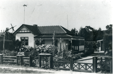 1939/40 view of weatherboard house built about 1922 in Creek Road, Mitcham - now called Bird Street. The house is now demolished.