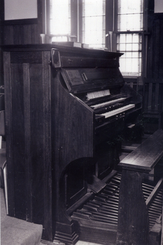 The organ in the Mitcham Methodist Church some time before the church closed in 1967.  