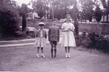  John & Loise Gearing's children outside their home at 85 Springvale Road Nunawading in the 1950s