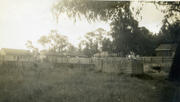Building Max Grant's brick veneer house at 8 Hazelmere Avenue, Mitcham