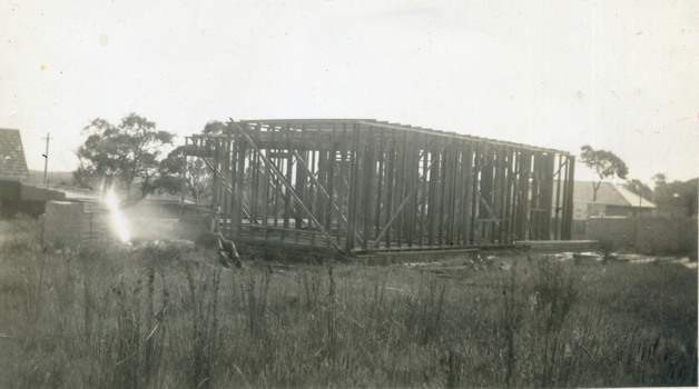 Building Max Grant's brick veneer house at 8 Hazelmere Avenue, Mitcham