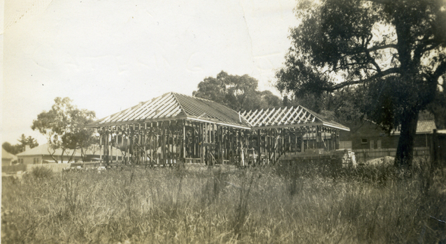Building Max Grant's brick veneer house at 8 Hazelmere Avenue, Mitcham