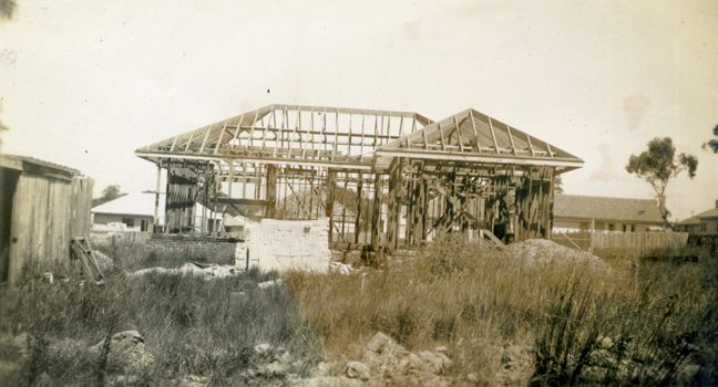 Building Max Grant's brick veneer house at 8 Hazelmere Avenue, Mitcham