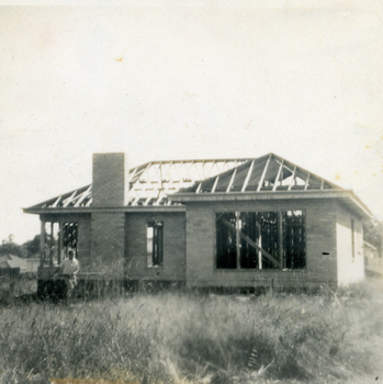 Building Max Grant's brick veneer house at 8 Hazelmere Avenue, Mitcham