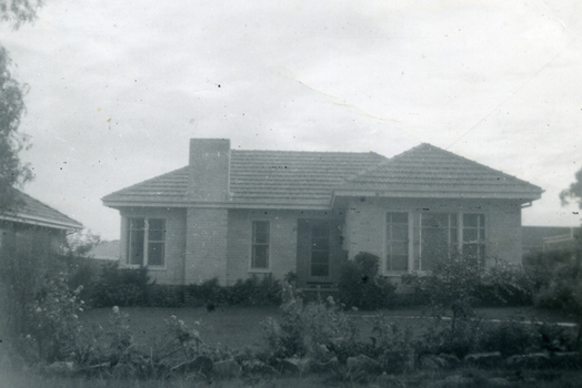 Building Max Grant's brick veneer house at 8 Hazelmere Avenue, Mitcham