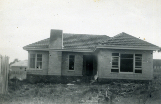 Building Max Grant's brick veneer house at 8 Hazelmere Avenue, Mitcham
