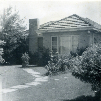 The erection of Max Grant's house at 8, Hazelmere Avenue, Mitcham. 