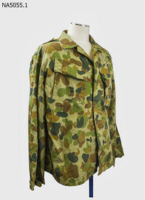Field shirt / jacket. Long sleeves. Patch pockets on each side. 